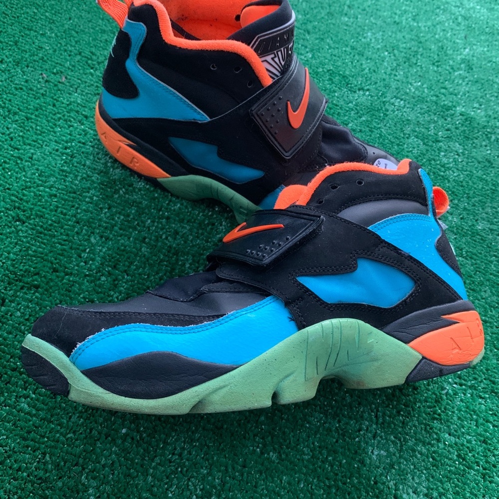 Nike Air Diamond Turf Style# 309434-010 Size 7.5 Pre-Owned!.